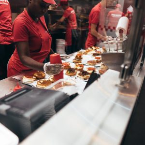 Fast food: Μετά την ψηφιακή τους επανάσταση οι αλυσίδες ανακαλύπτουν ξανά τον άνθρωπο