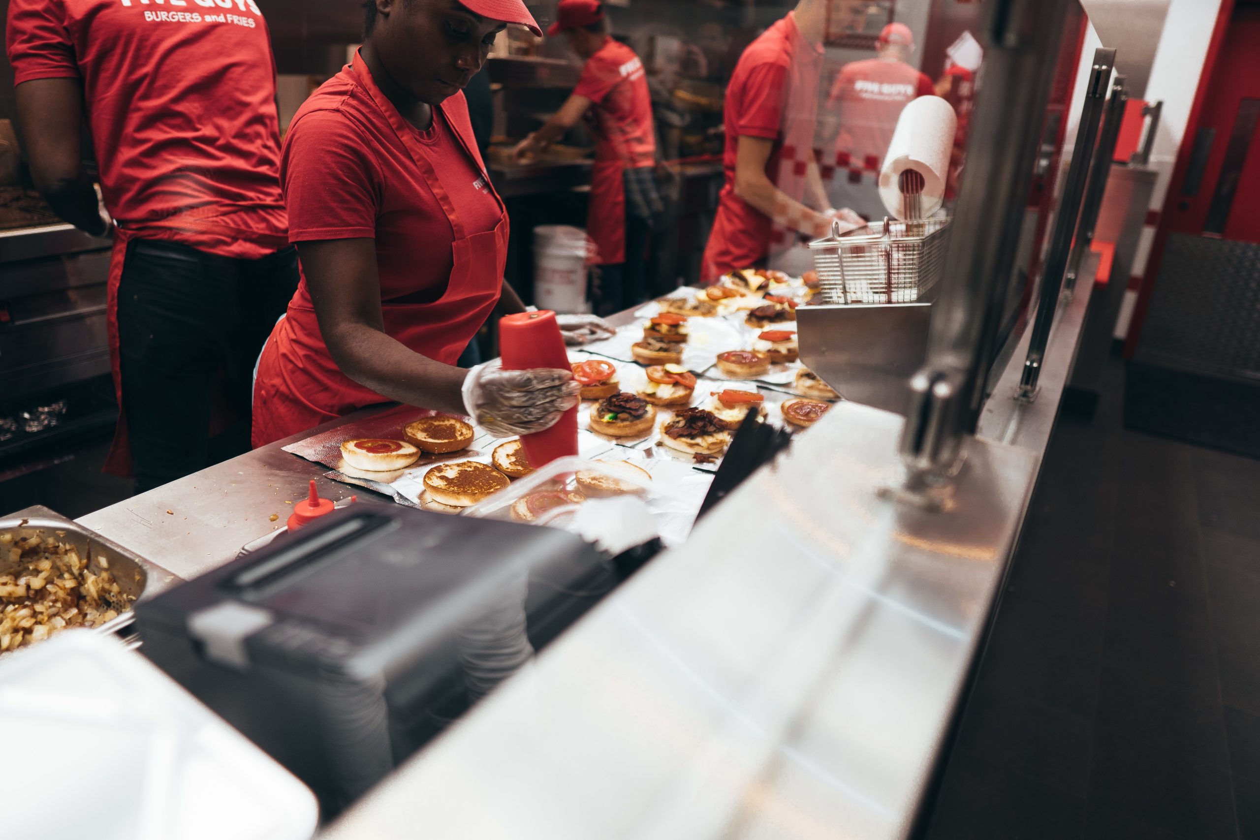 Fast food: Μετά την ψηφιακή τους επανάσταση οι αλυσίδες ανακαλύπτουν ξανά τον άνθρωπο