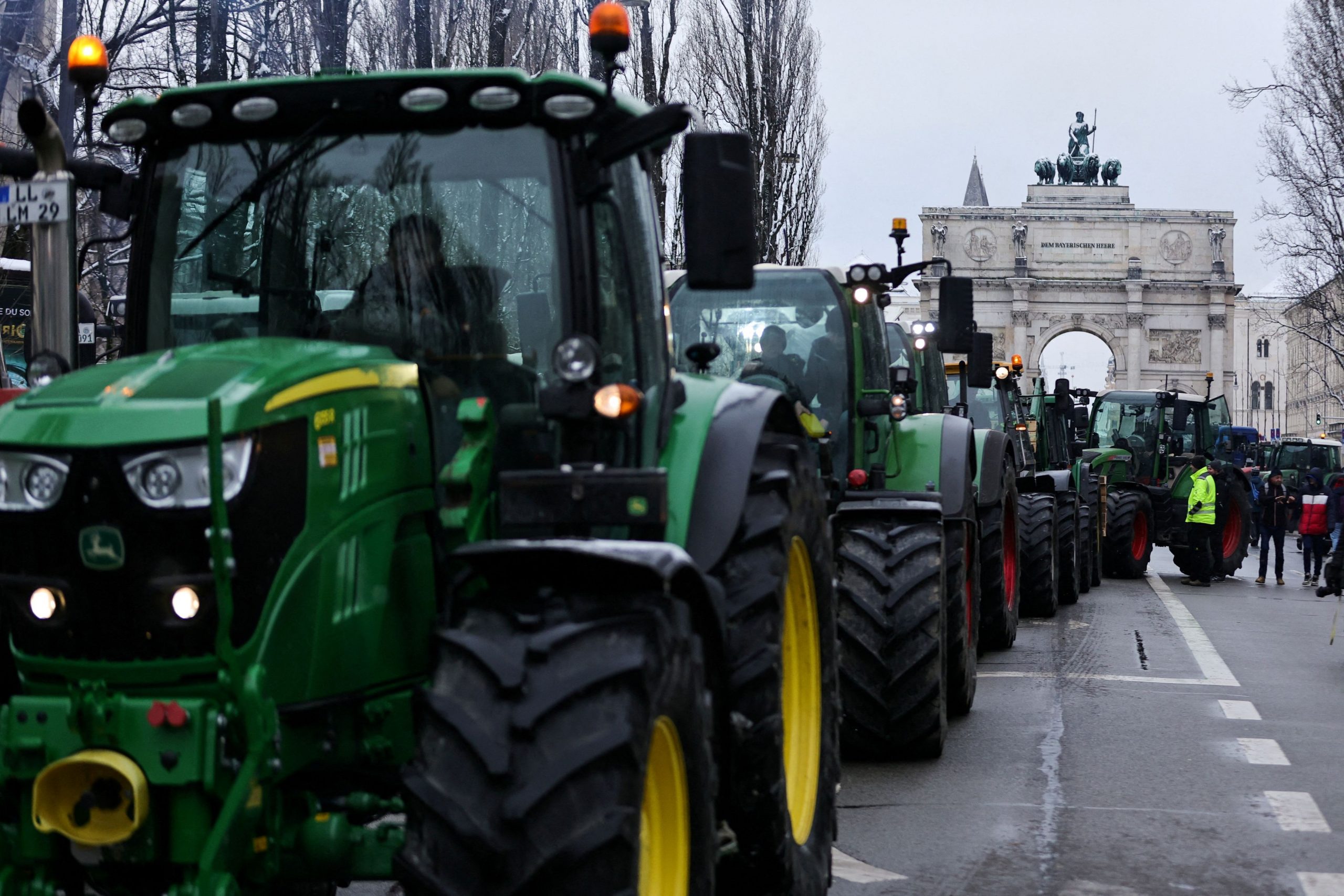 Αγρότες: Ο κλοιός στο «Βελλίδειο» και ο φόβος για την εθνική οδό – Ανεπαρκείς οι κυβερνητικές δεσμεύσεις