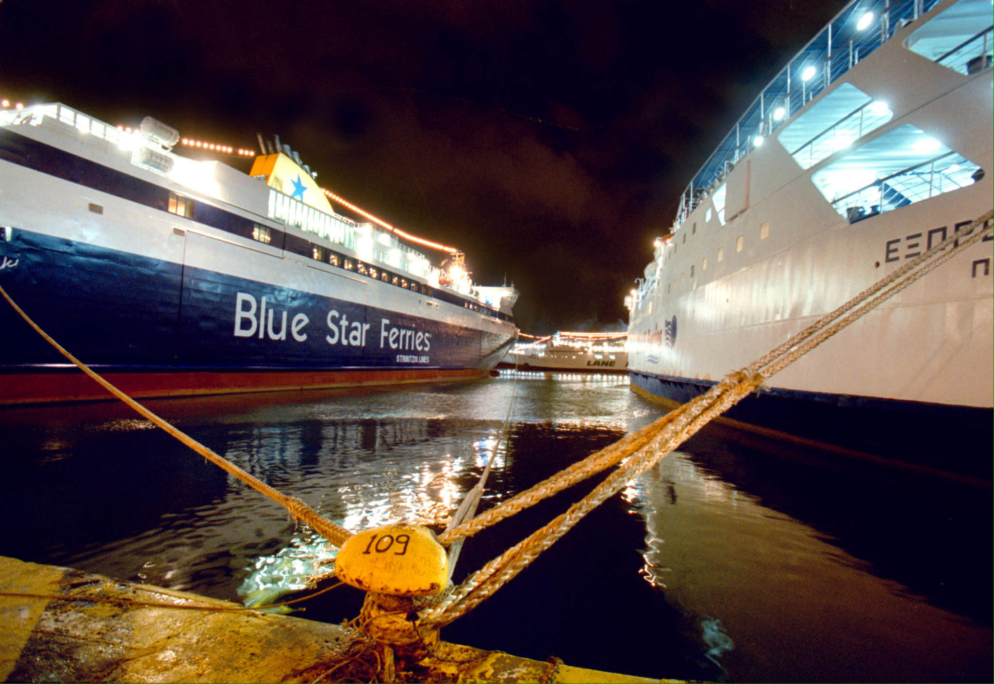 Ferries from Piraeus to Cyclades Remain at Dock on High Winds