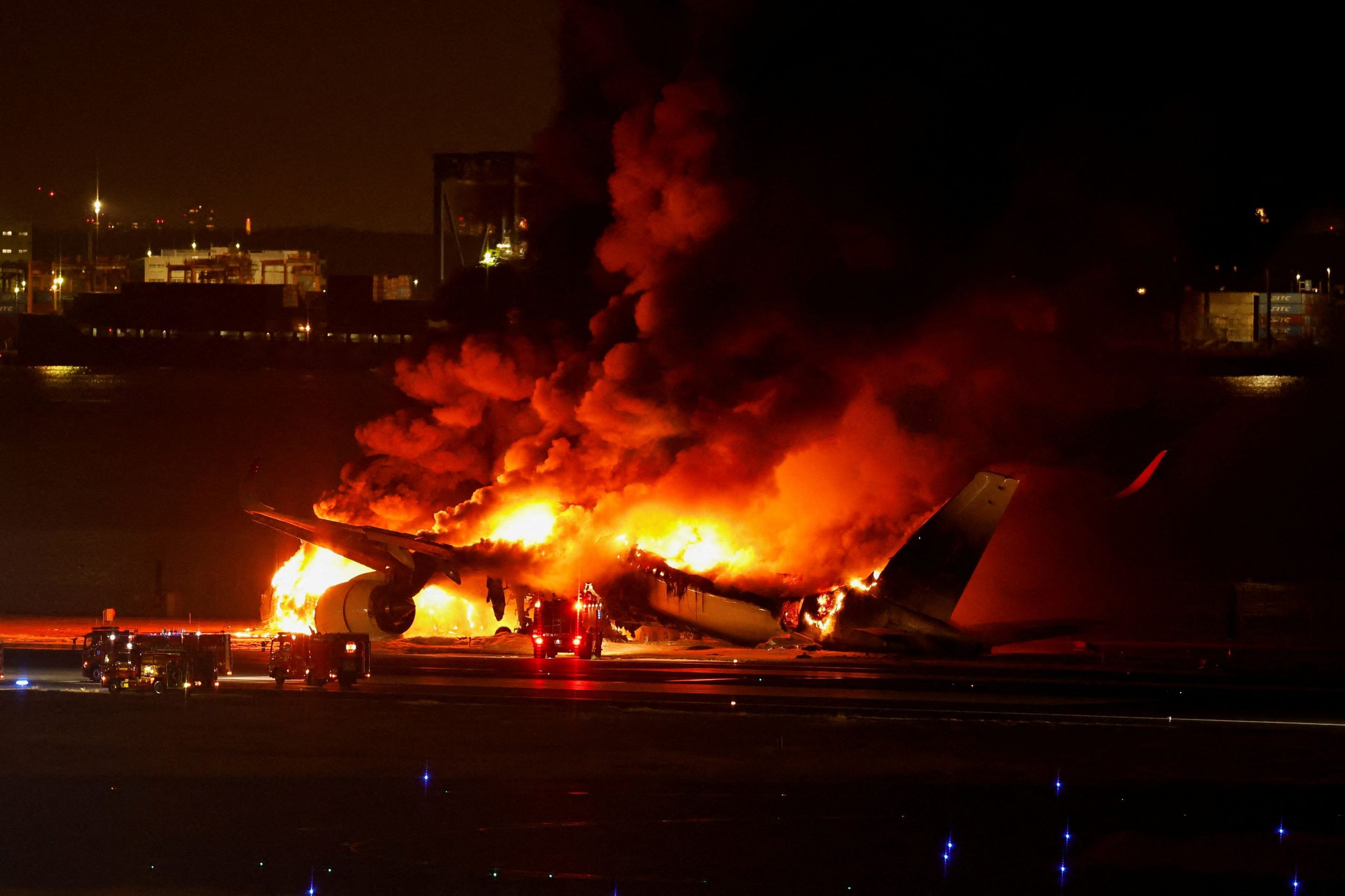Ιαπωνία: Στις φλόγες τυλίχθηκε επιβατικό αεροσκάφος στο αεροδρόμιο του Τόκιο