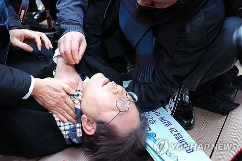 Νότια Κορέα: Μαχαίρωσαν σε «ζωντανή» σύνδεση τον ηγέτη της αντιπολίτευσης