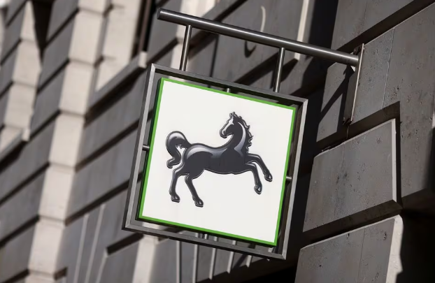 Lloyds: Ψηφιακή στροφή με 1.600 απολύσεις