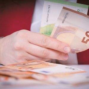 Καταθέσεις: Γιατί μειώθηκαν στις επιχειρήσεις – Πού κατευθύνθηκαν τα χρήματα