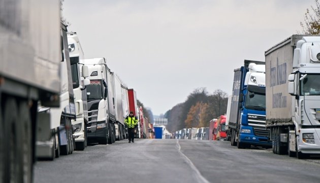 Πολωνία: Αναστέλλονται οι κινητοποιήσεις των οδηγών φορτηγών στα σύνορα με Ουκρανία