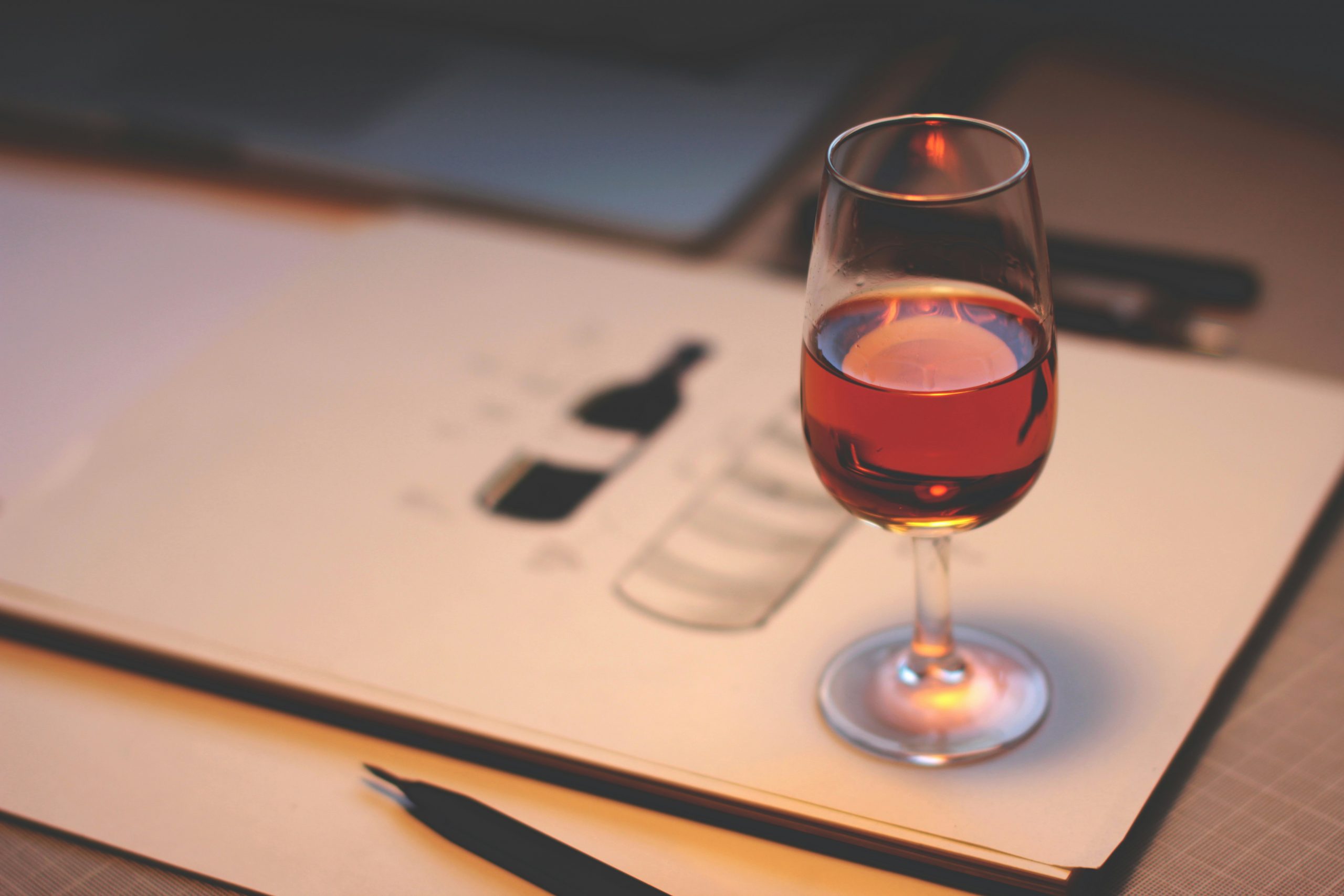 Αλκοολούχα ποτά: Τι απειλεί να ανατρέψει το επιχειρηματικό τους μοντέλο