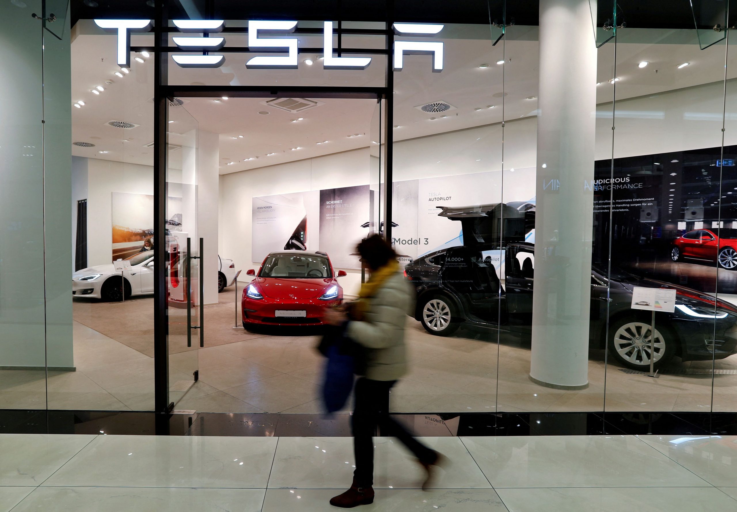 Tesla: Ρίχνει τις τιμές των αυτοκινήτων για να ανεβάσει τις πωλήσεις στην Ευρώπη