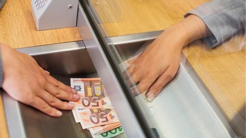Τράπεζες: Γιατί οι Ελληνες πληρώνουν ακριβότερα τις συναλλαγές