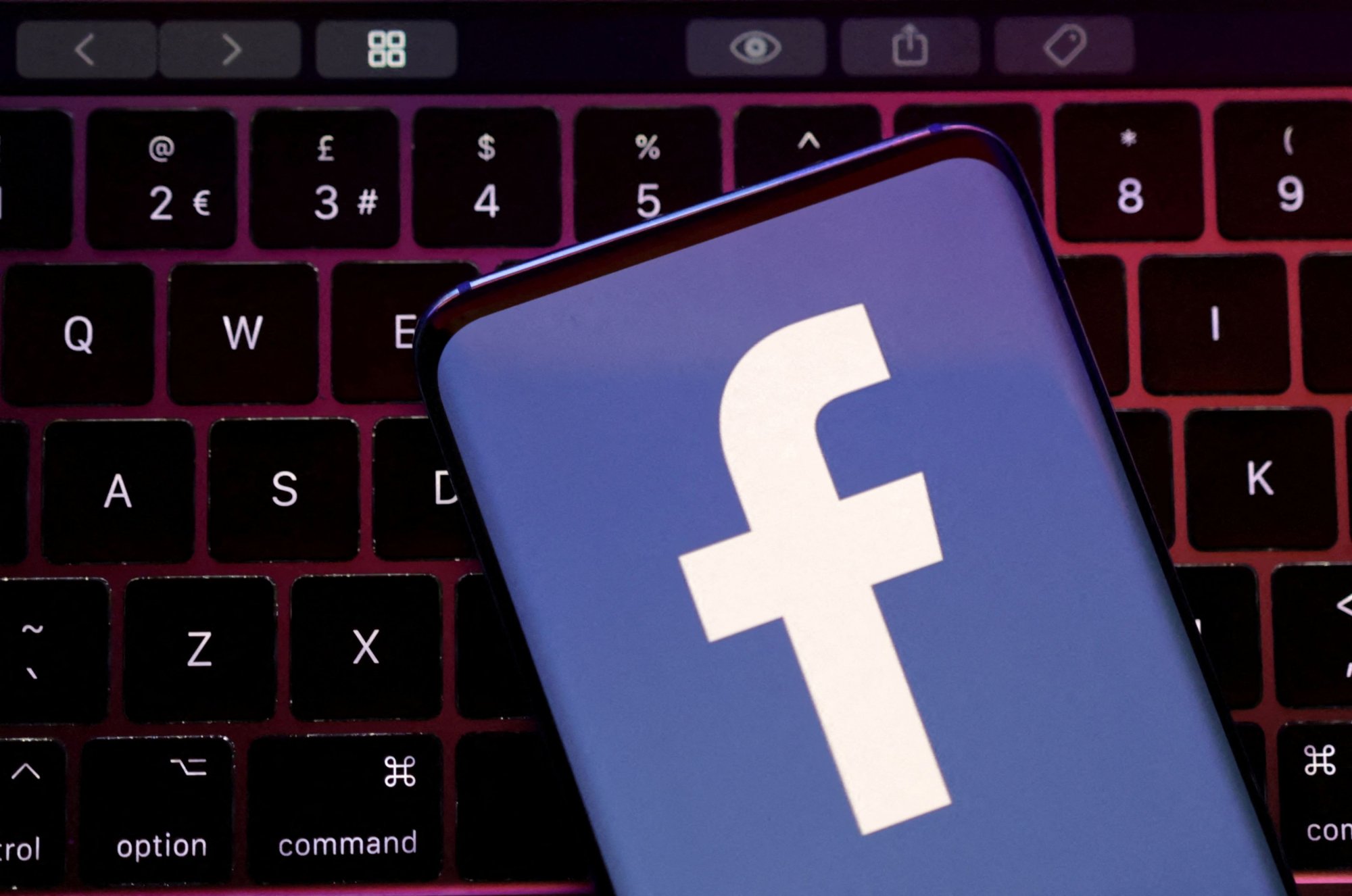 Facebook: Εκτός λειτουργίας σε όλο τον κόσμο