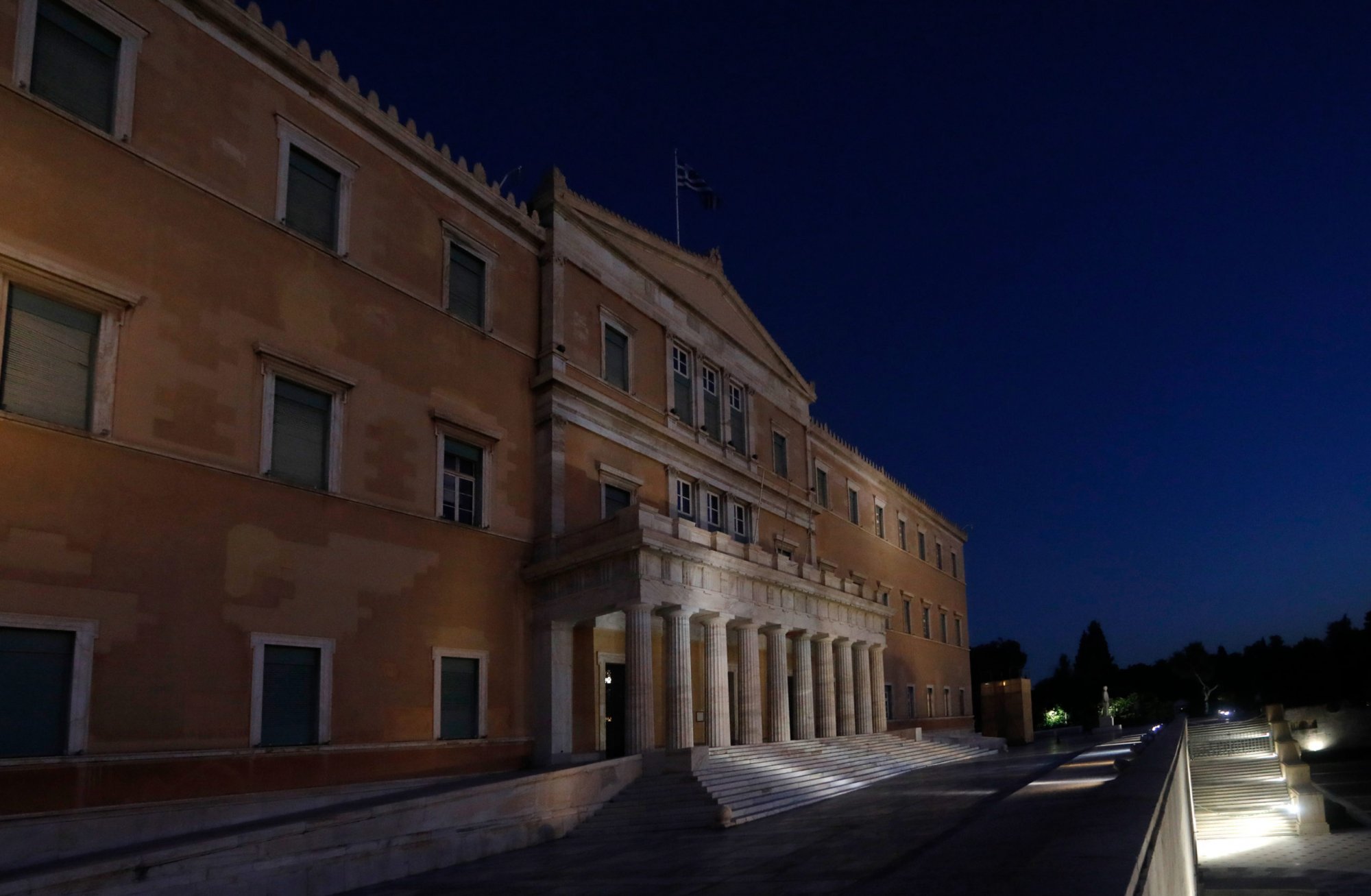 Τηλεφώνημα για βόμβα στη Βουλή – Κλειστοί οι γύρω δρόμοι