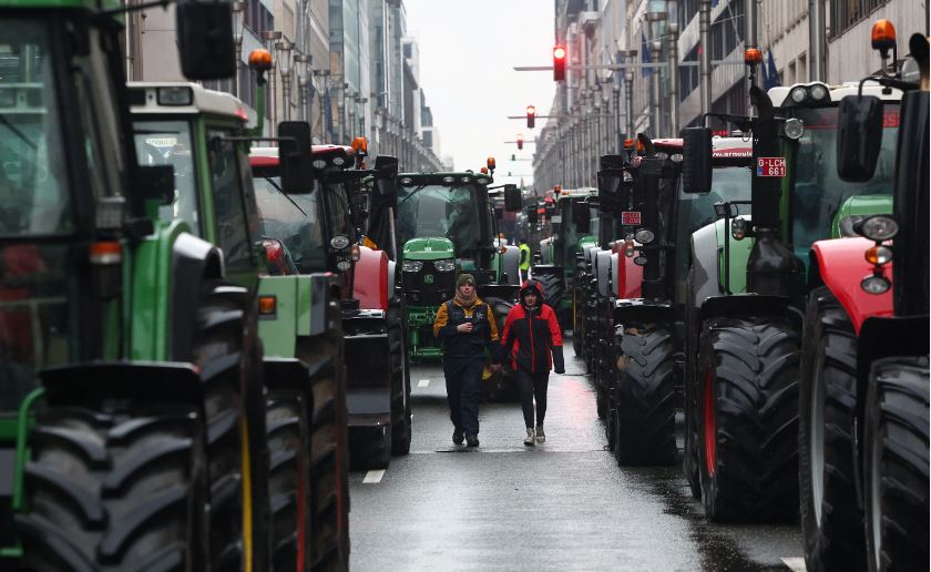 Βρυξέλλες: Οι αγρότες «πολιορκούν» με τα τρακτέρ την Κομισιόν