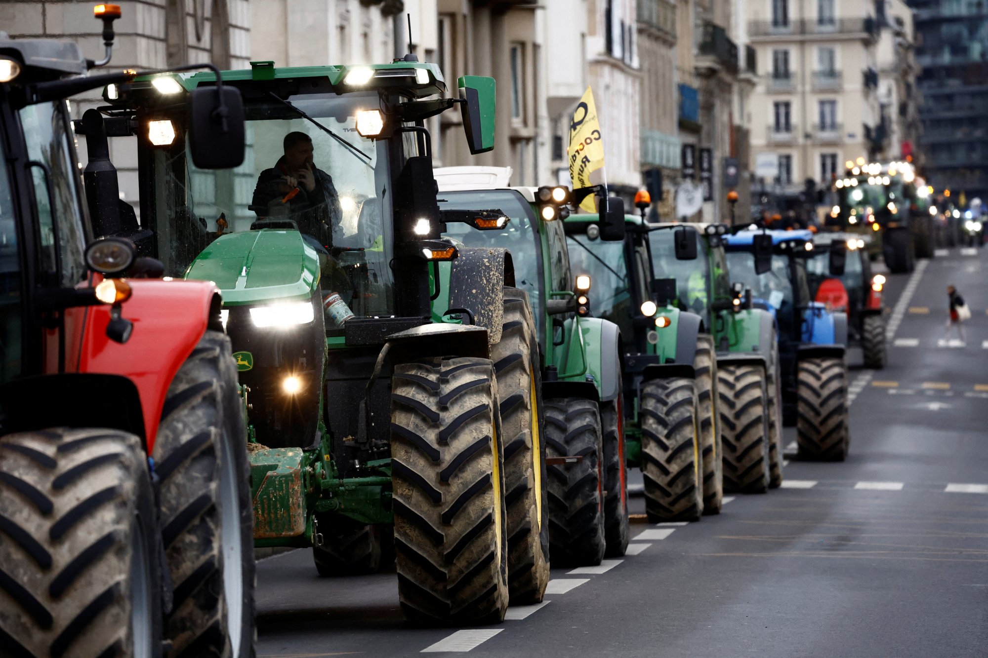 Αγρότες: Τα τρακτέρ «πολιορκούν» τις Βρυξέλλες – Η πρόταση της Κομισιόν