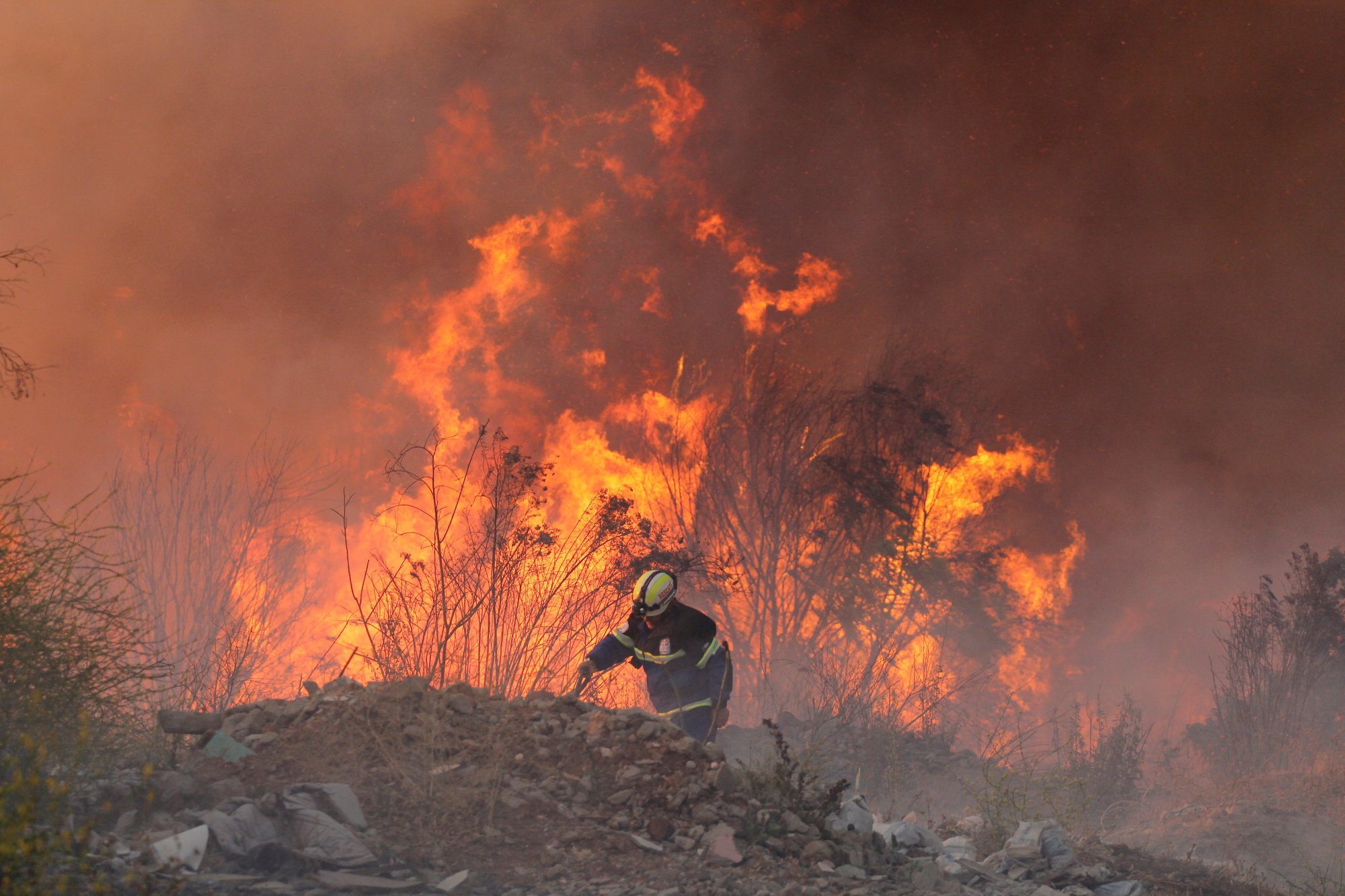 Μαίνεται η πυρκαγιά στην Χιλή – Τουλάχιστον 112 οι νεκροί