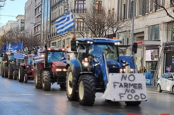 «Επιδρομή» από τρακτέρ στη Θεσσαλονίκη, κλείνουν δρόμους οι αγρότες – Μπλόκο στον κόμβο Μουδανιών