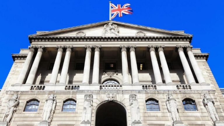 Τράπεζα της Αγγλίας: Διατηρεί αμετάβλητα τα επιτόκια στο 5,25%- Σήμα για μειώσεις επιτοκίων