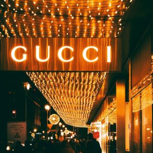 Μόδα: Γιατί Gucci, Prada και Tiffany’s ποντάρουν πολλά στα εντυπωσιακά καταστήματα