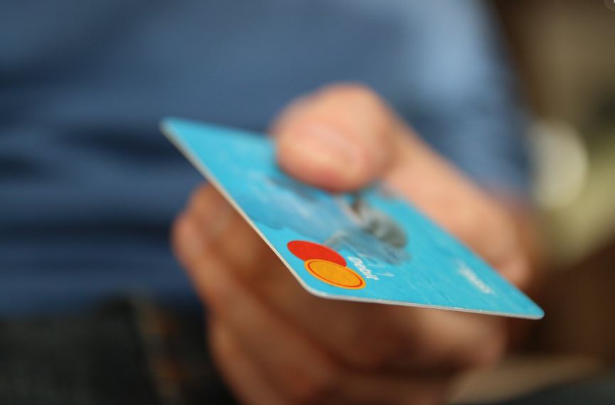 Πλαστικό χρήμα: Τι συμβαίνει κάθε φορά που πληρώνετε με κάρτα – Η «πίτα» των 170 δισ. ευρώ