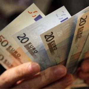 Κατώτατος μισθός: Ψαλίδι στην αύξηση φέρνει ο πόλεμος στη Μέση Ανατολή