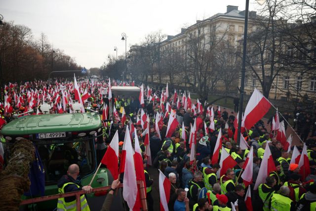 Πολωνία: Χιλιάδες αγρότες στους δρόμους – Οργή για ΕΕ και εισαγωγές από την Ουκρανία