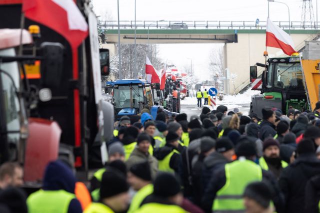 Πολωνία: Αγρότες άδειασαν στον δρόμο φορτίο ουκρανικών σιτηρών