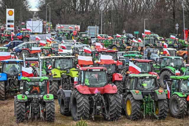 Πολωνία: «Χειρονομία καλής θέλησης» από τους αγρότες, που συνεχίζουν τους αποκλεισμούς στα σύνορα με Ουκρανία