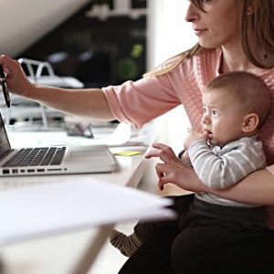 Βρετανία: Νέος νόμος ενισχύει τις εργαζόμενες γυναίκες