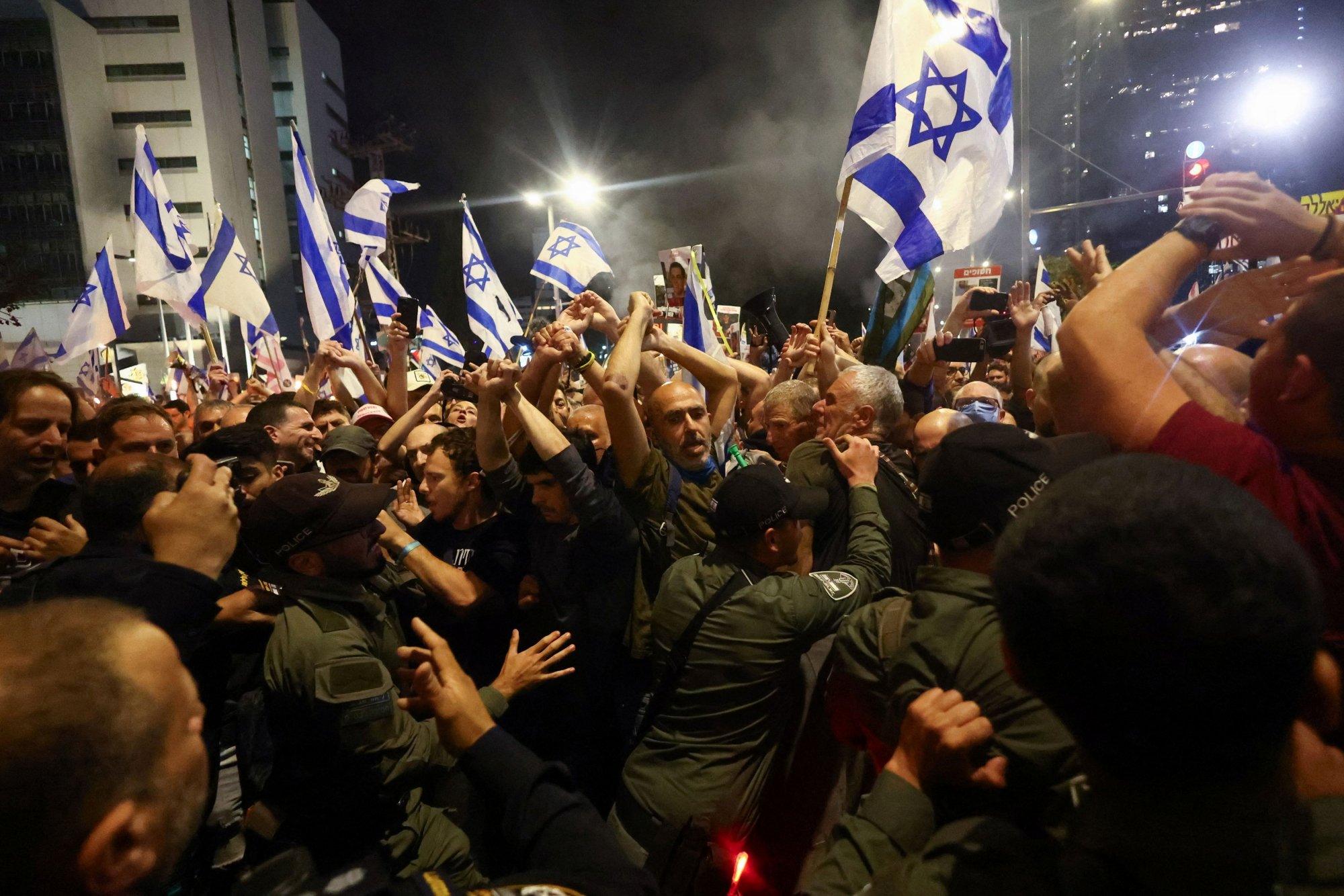 Ισραήλ: «Νετανιάχου παραιτήσου» – Χιλιάδες Ισραηλινοί ξεχύθηκαν στους δρόμους