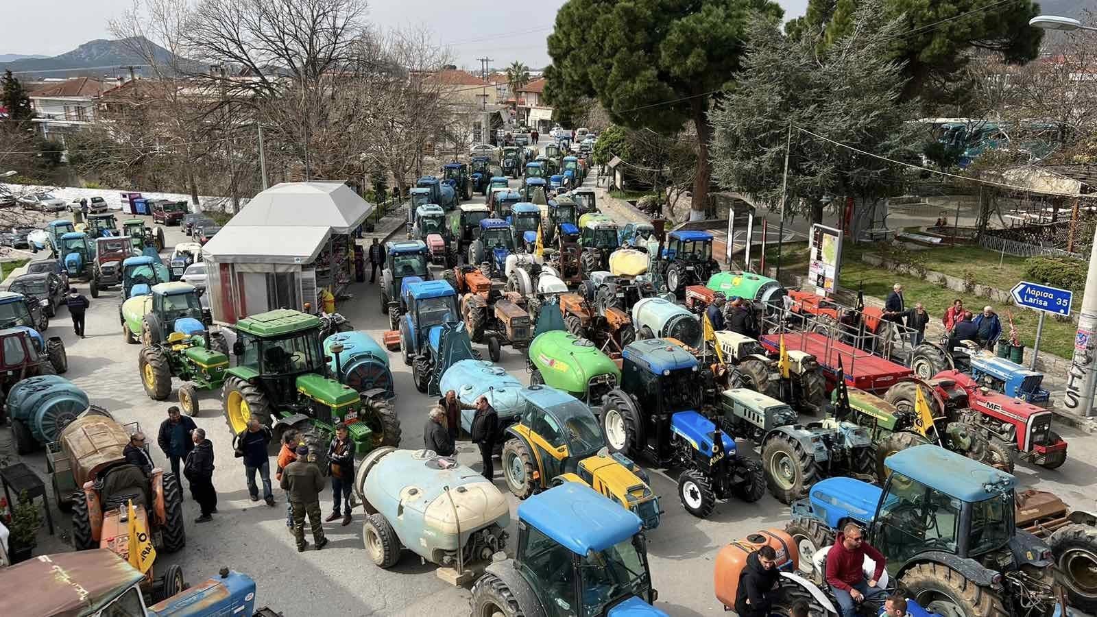 Αγρότες: Κατέκλυσαν με τρακτέρ την Αγιά Λάρισας