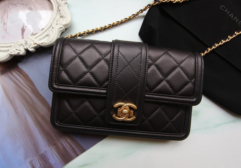 Chanel: Η κλασική flap bag της έσπασε το φράγμα των 10.000 ευρώ