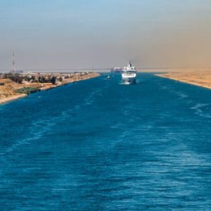 Σουέζ: Μειώνεται η ένταση στην περιοχή – Δυο πλοία της CMA CGM πέρασαν τη διώρυγα