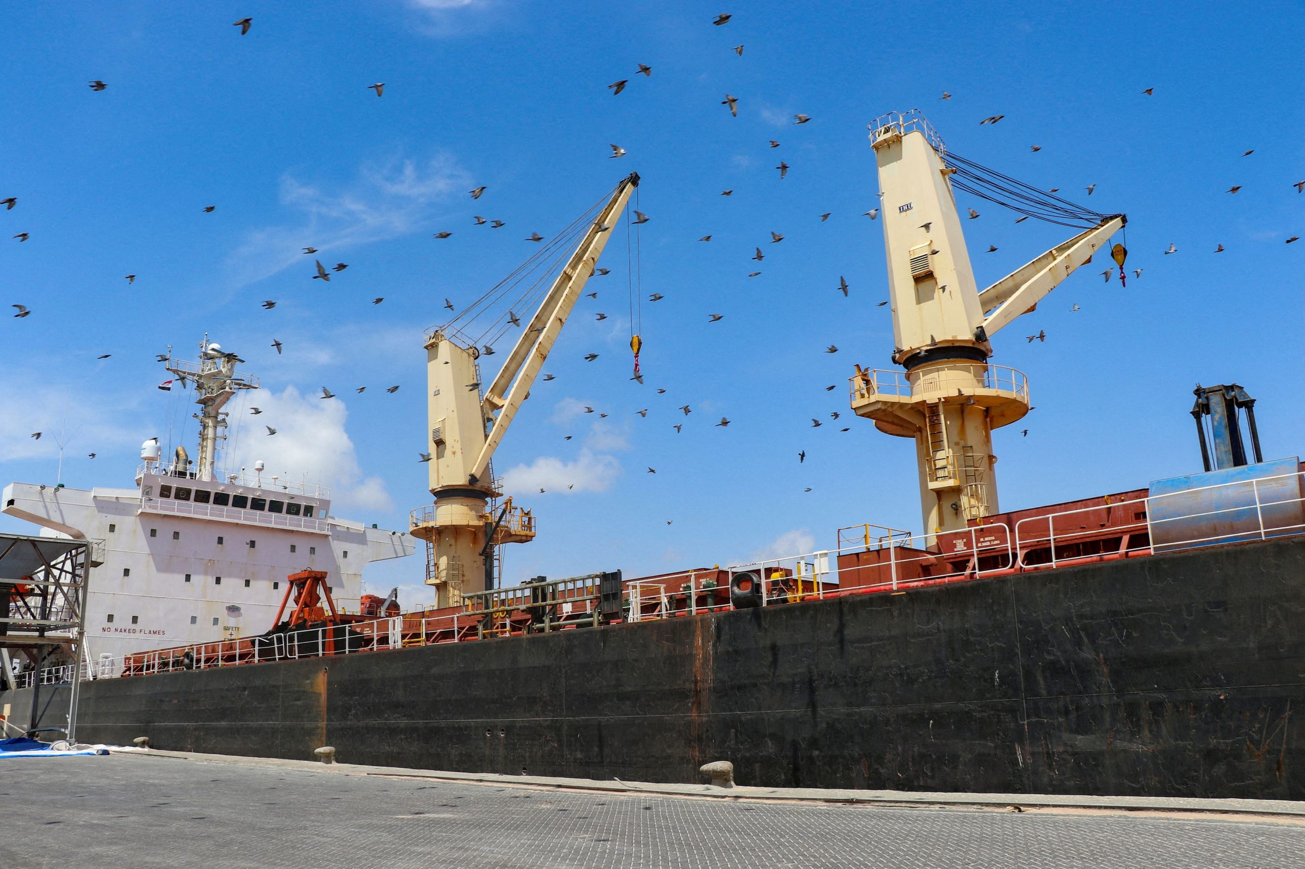 Ερυθρά Θάλασσα: Οι Χούθι στόχευσαν φορτηγό πλοίο και αμερικανικά αντιτορπιλικά σκάφη