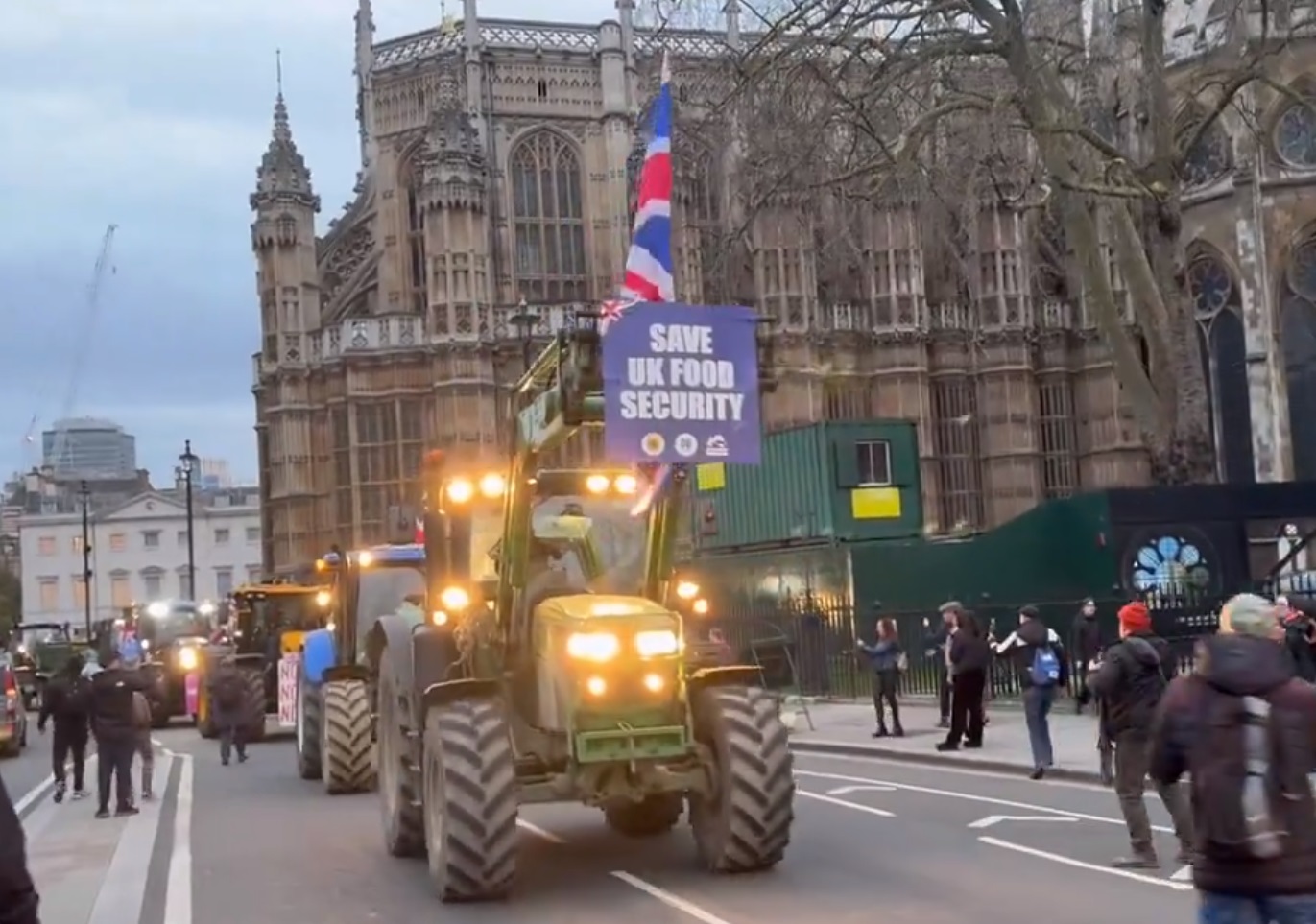 Λονδίνο: Διαδήλωση αγροτών με δεκάδες τρακτέρ έξω από το κοινοβούλιο