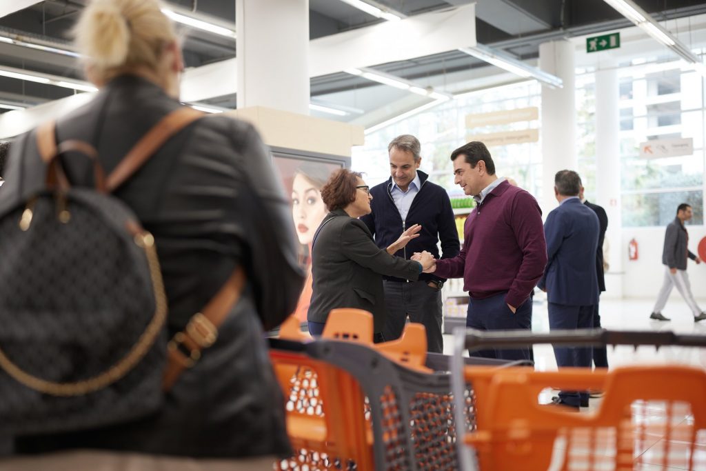 PM Mitsotakis Pays Visit to Supermarket Amid Fight on High Prices