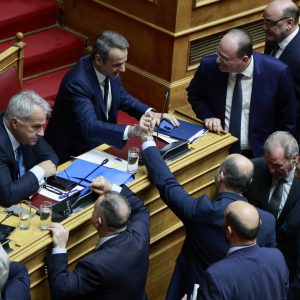Βουλή: Ολοκληρώθηκε η ψηφοφορία επί της πρότασης δυσπιστίας – Πύρρειος νίκη για την κυβέρνηση