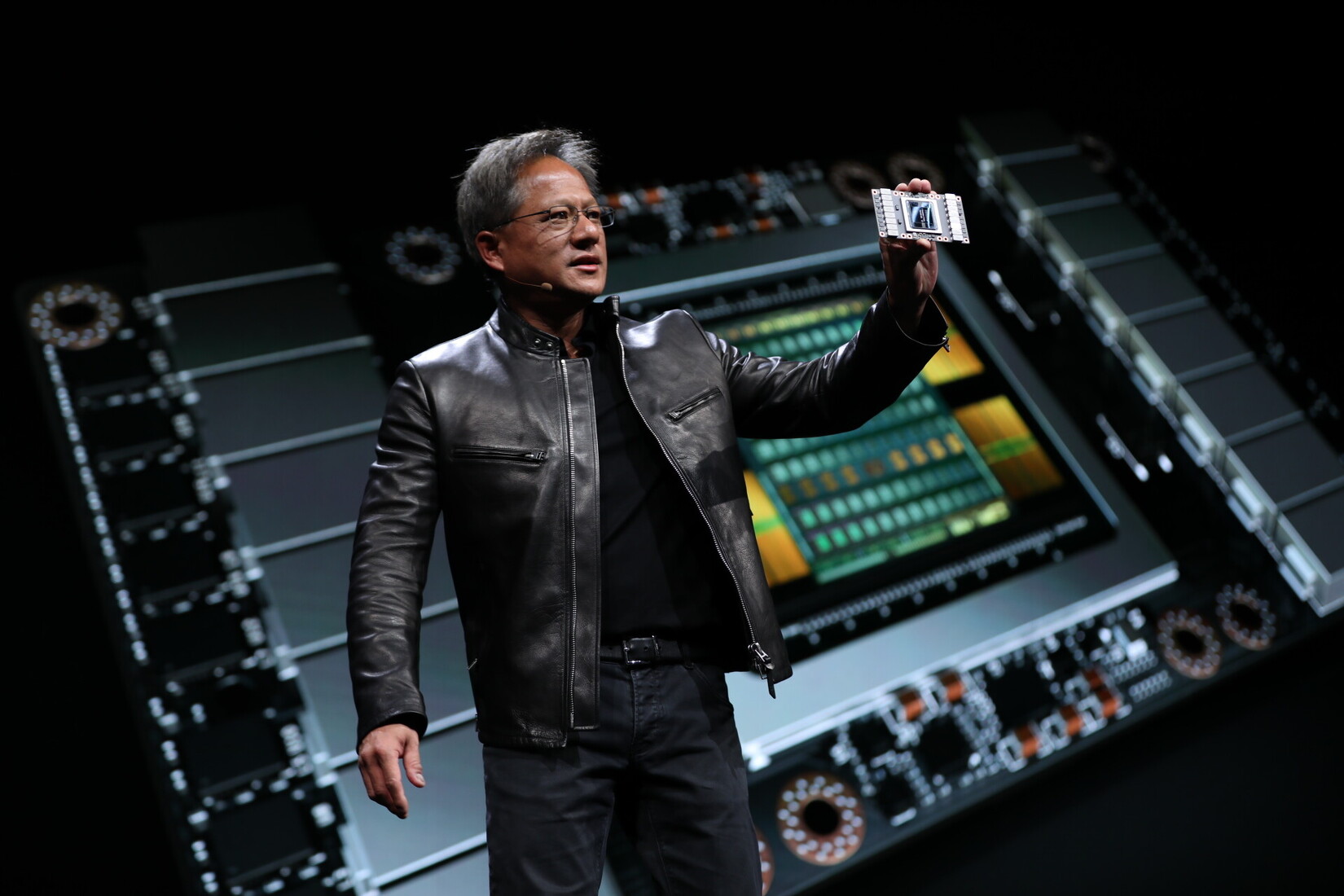 Nvidia: Τελικά, πόσα δερμάτινα μπουφάν έχει ο Jensen Huang;