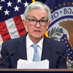 Fed: Σε στάση αναμονής – Δεν φέρνει μειώσεις επιτοκίων σύντομα