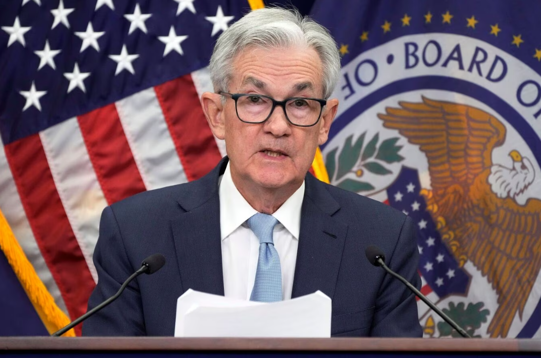 Fed: Θα μιλήσει επιτέλους ο Πάουελ για μείωση επιτοκίων;