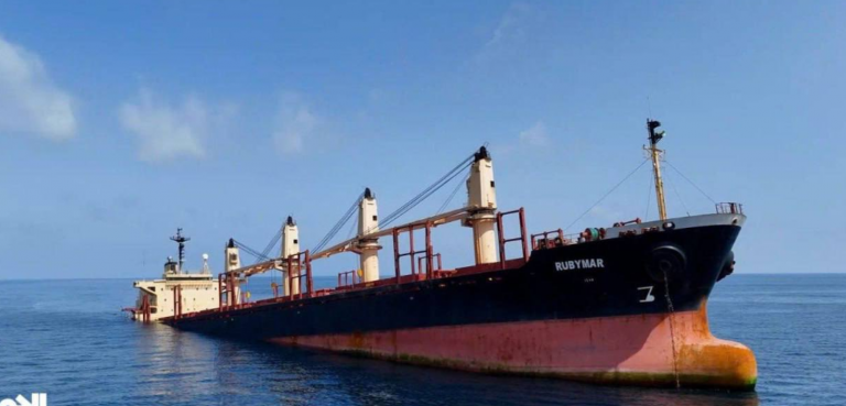 Ερυθρά Θάλασσα: Μέσα στο λαβωμένο από τους Χούθι Rubymar – Οι ναυτικοί αφηγούνται όσα έζησαν