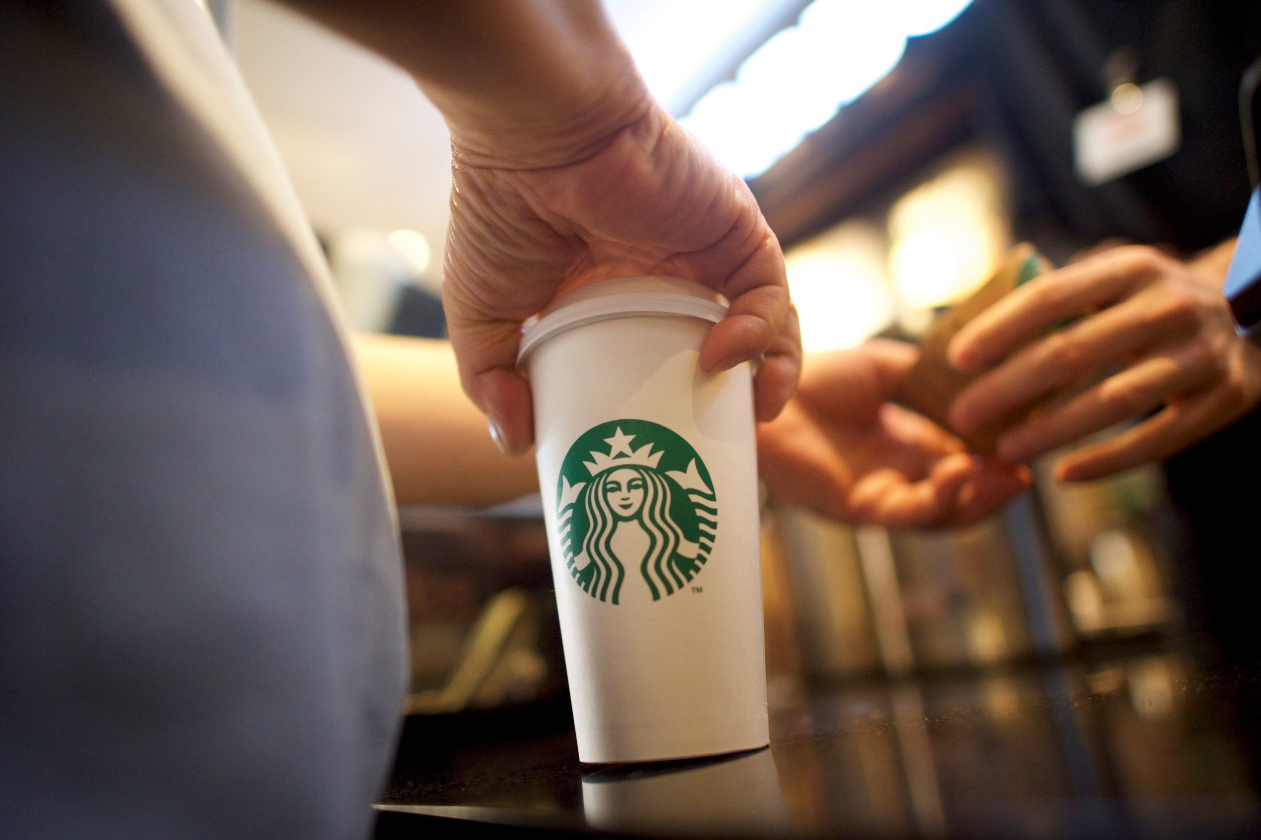 Starbucks: Το μποϊκοτάζ για τον πόλεμο Ισραήλ – Χαμάς την οδηγεί σε 2.000 απολύσεις στη Μέση Ανατολή