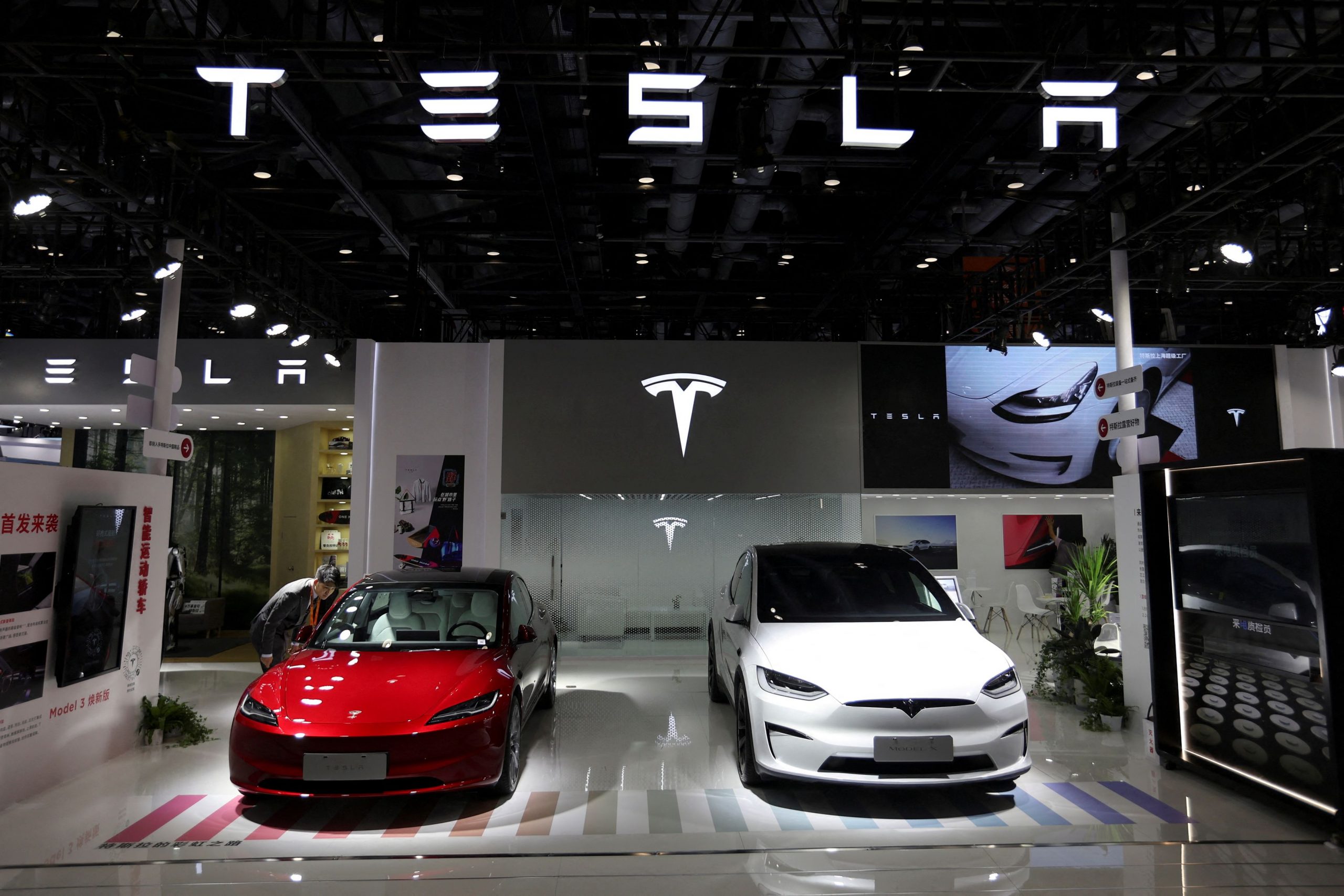 Tesla: Φτιάχνει πιο προσιτά αυτοκίνητα και απογειώνει τις μετοχές της