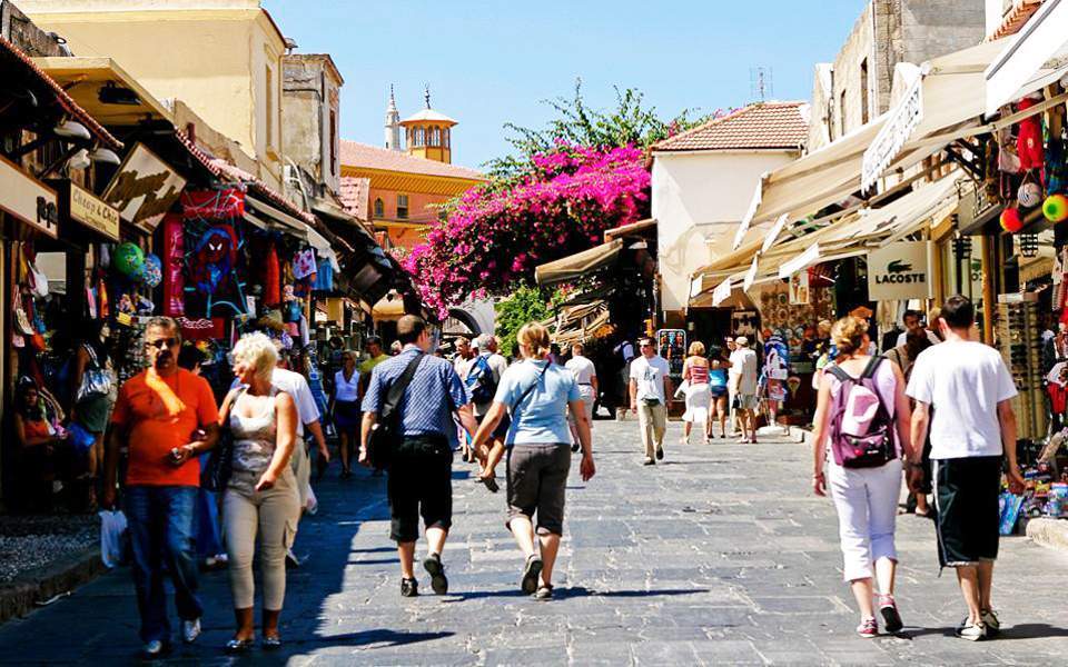 Fitch Solutions: 40 εκατ. τουρίστες στην Ελλάδα έως το 2028