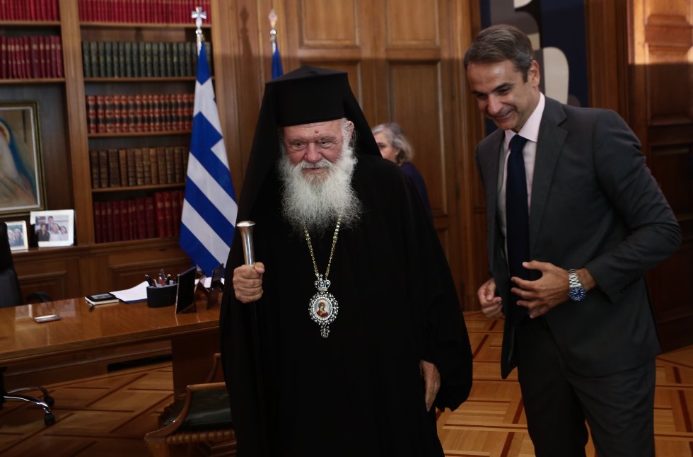 Η πατριωτική δεξιά… λοξοκοιτάζει και ο Μητσοτάκης «σημαδεύει» Βελόπουλο και Νατσιό