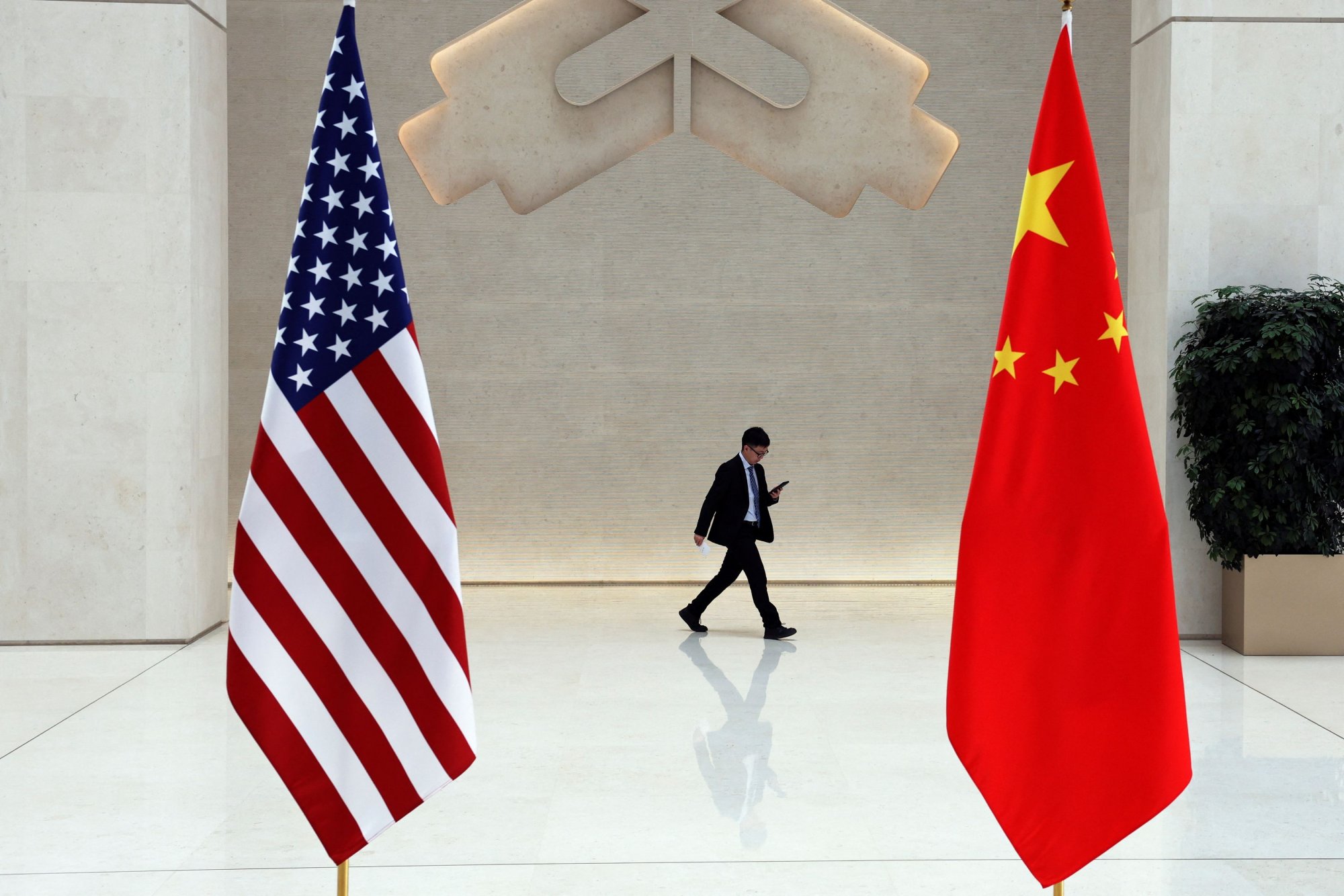 ΗΠΑ: Πώς κινδυνεύουν στρατιωτικά μυστικά – Κατασκοπικό θρίλερ με φόντο την Κίνα