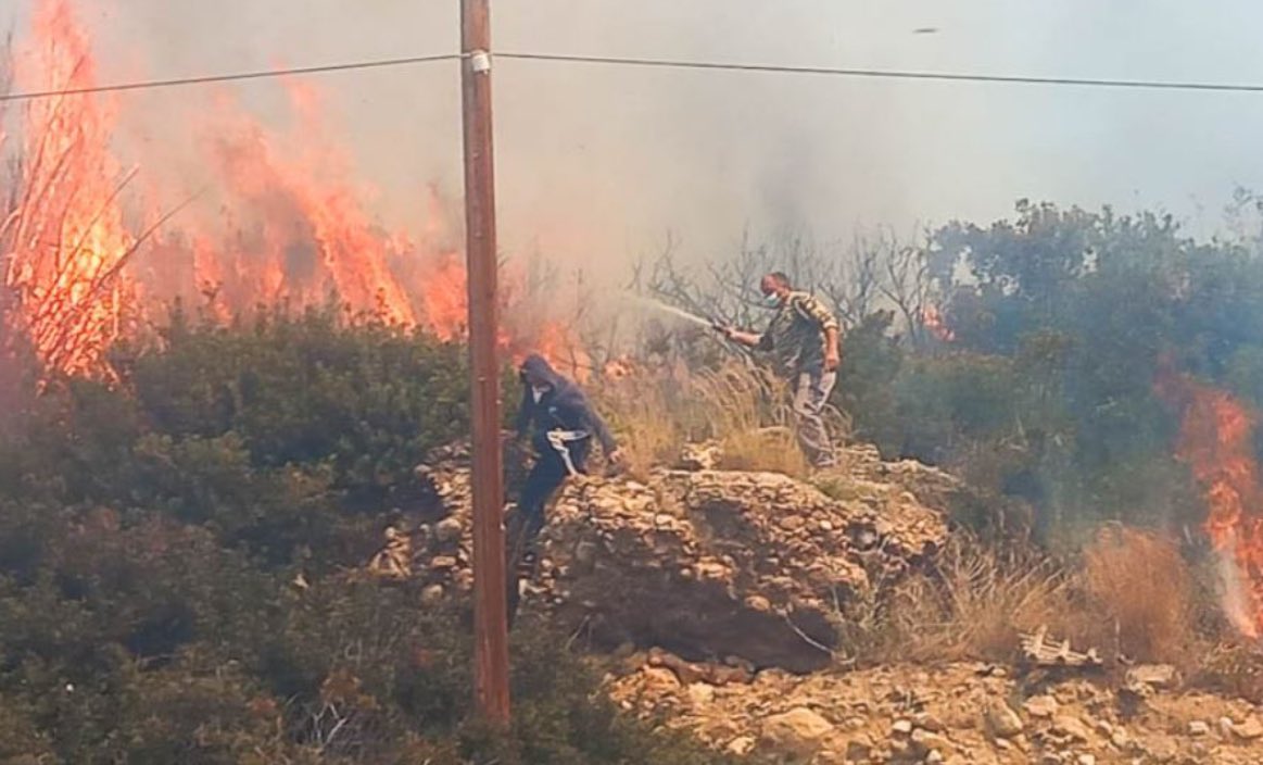Πυρκαγιά στην Κρήτη: Μάχη με τους ισχυρούς ανέμους – Σε πλήρη εξέλιξη η φωτιά στην Ιεράπετρα – Τρεις τραυματίες