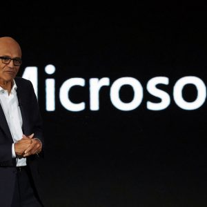 Ναντέλα (Microsoft): Δεν μπορούμε να αφήσουμε τους γίγαντες της AI να καταβροχθίσουν την οικονομία