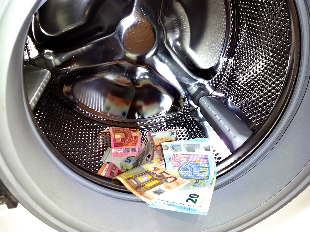 Ελβετία:  Τραπεζίτης κατηγορείται για κλοπή βρώμικων χρημάτων από δικό του πελάτη