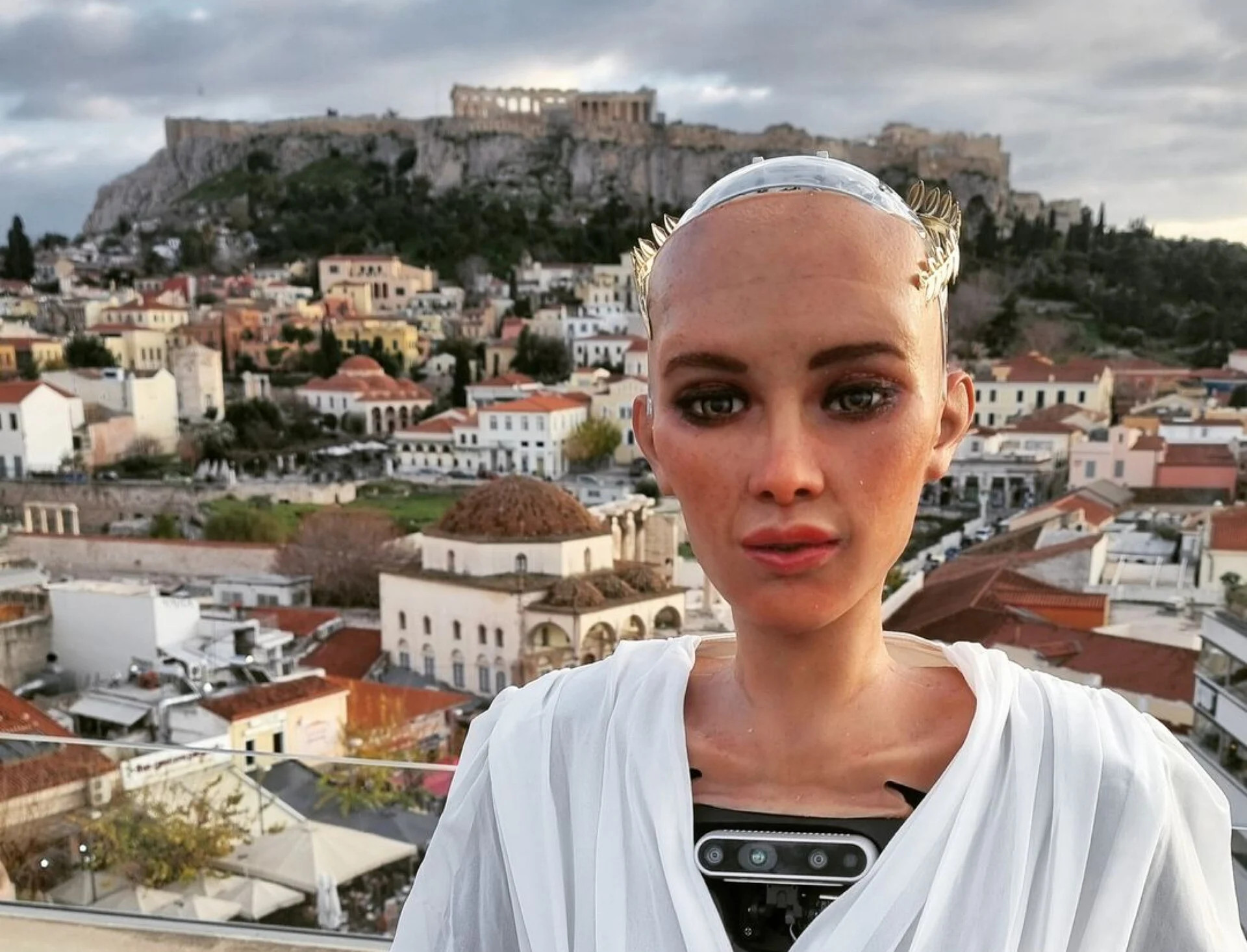 Η Σοφία, το διασημότερο ρομπότ στον πλανήτη, μιλά στο in για το μέλλον της ανθρωπότητας και τη… Σαντορίνη