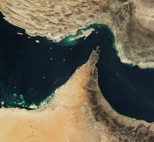 Μέση Ανατολή: Τι θα προκαλέσει σε εμπόριο και ναύλους το ενδεχόμενο κλείσιμο των στενών του Ορμούζ