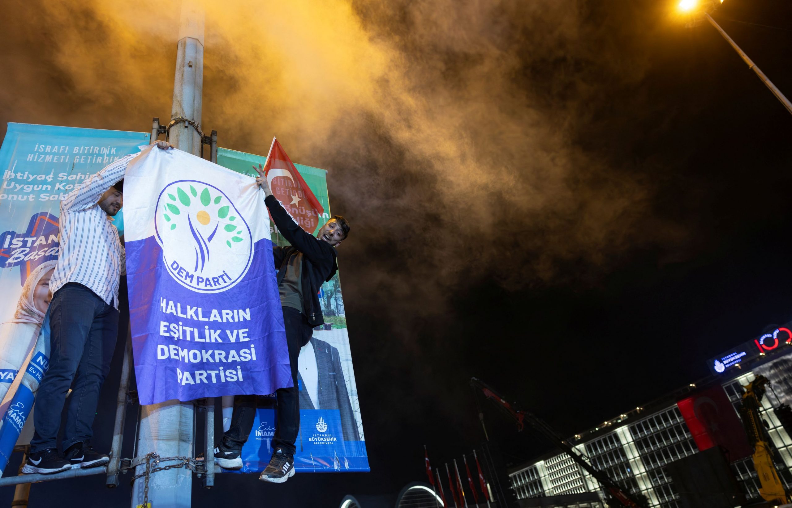 Τουρκία: Ψηλά οι μετοχές, χαμηλά η λίρα μετά την εκλογική νίκη της αντιπολίτευσης