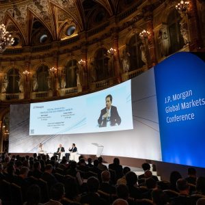 JP Morgan: Οι δύο κίνδυνοι που φοβούνται οι αγορές – Τι είπαν 850 managers στο Παρίσι